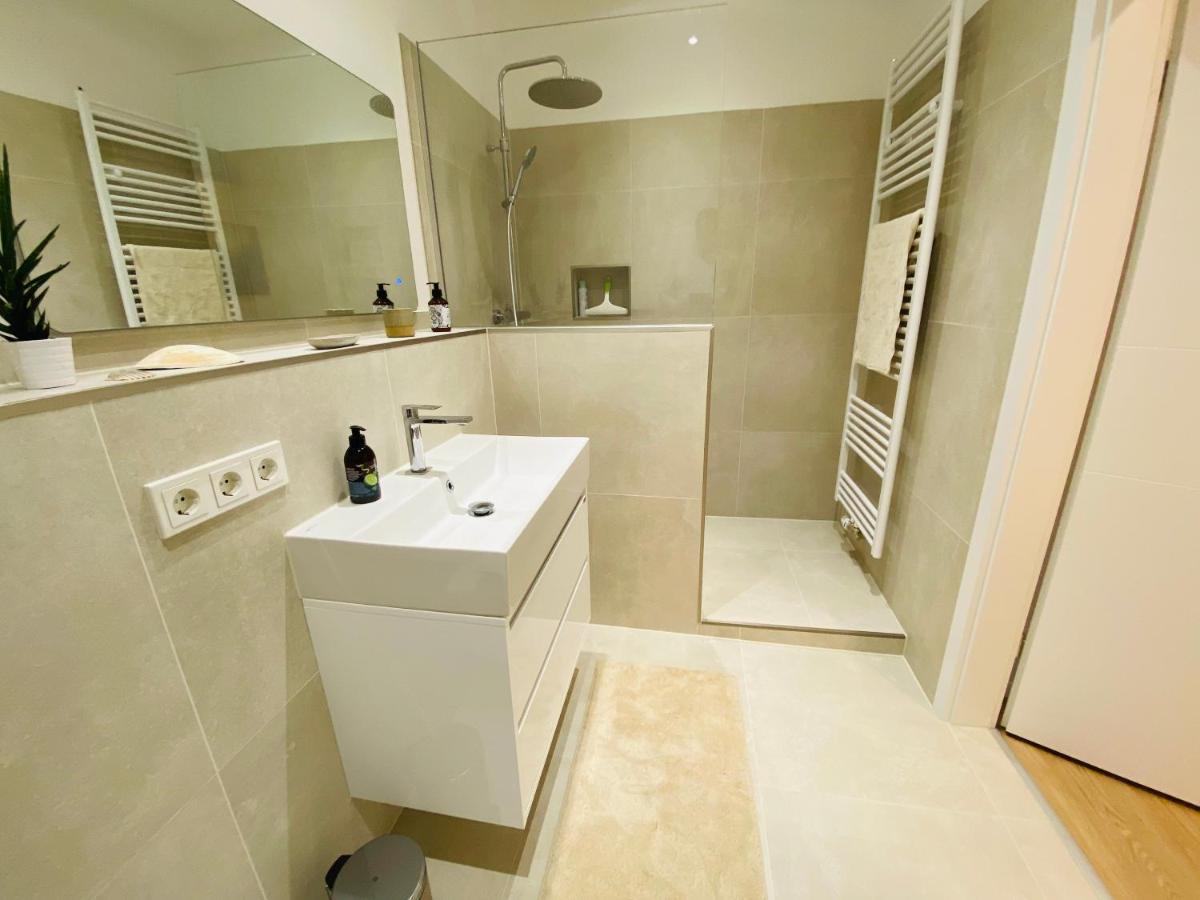 Raum2Go - No1 Modernes Ruhiges 2-Schlafzimmer Apartment City & Park Wiesbaden Kültér fotó